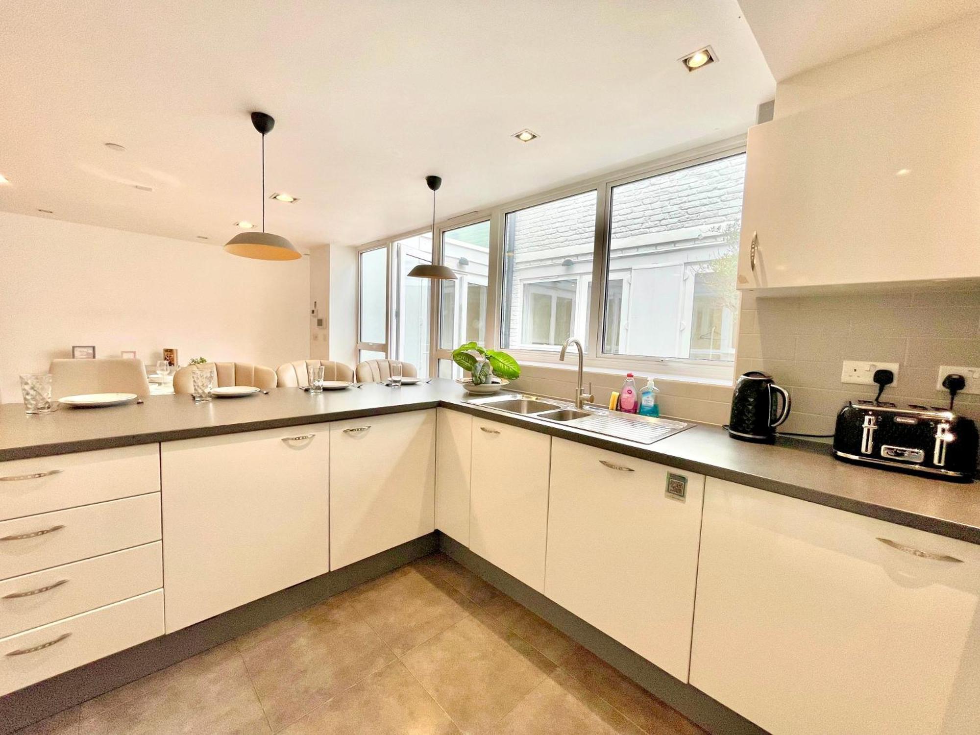 Chic 3 Bedroom Flat With Private Terrace In Holloway Near Finsbury Park London