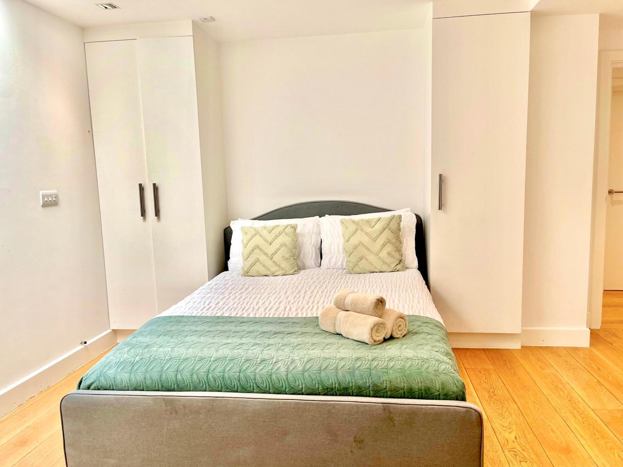 Chic 3 Bedroom Flat With Private Terrace In Holloway Near Finsbury Park Apartment *
