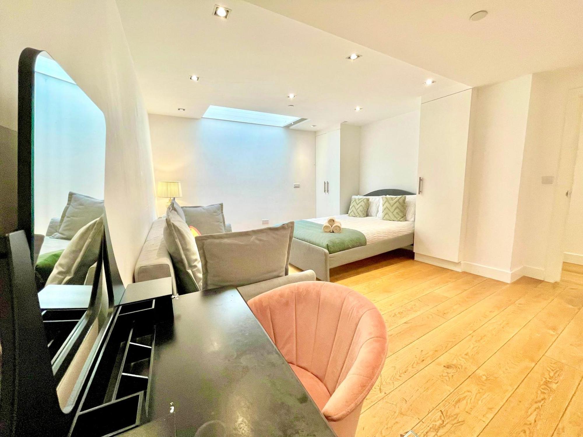 Chic 3 Bedroom Flat With Private Terrace In Holloway Near Finsbury Park Apartment London