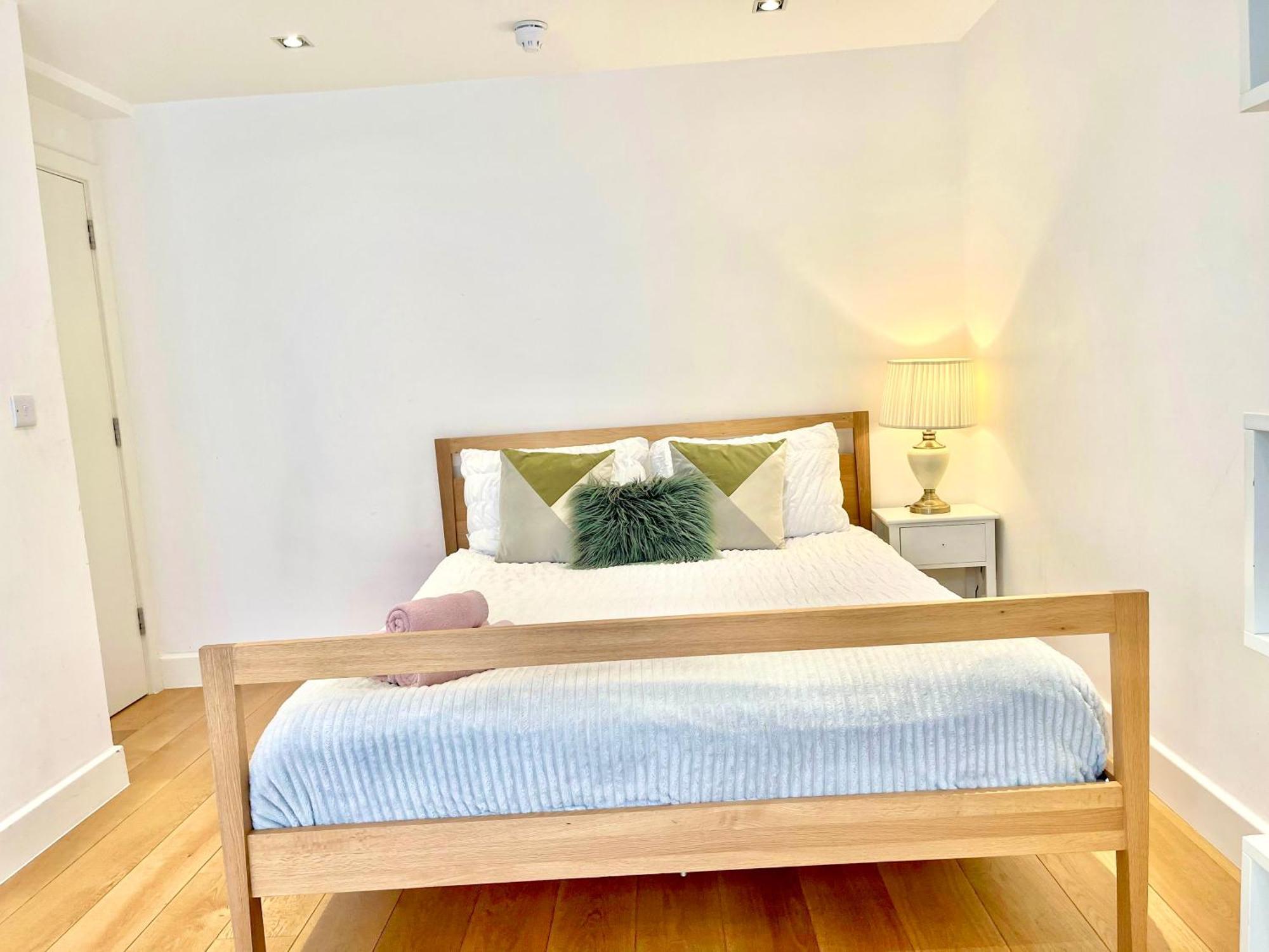 Chic 3 Bedroom Flat With Private Terrace In Holloway Near Finsbury Park Apartment